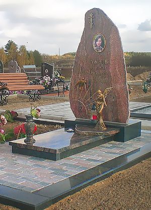 Памятник из валуна с бронзовой статуей