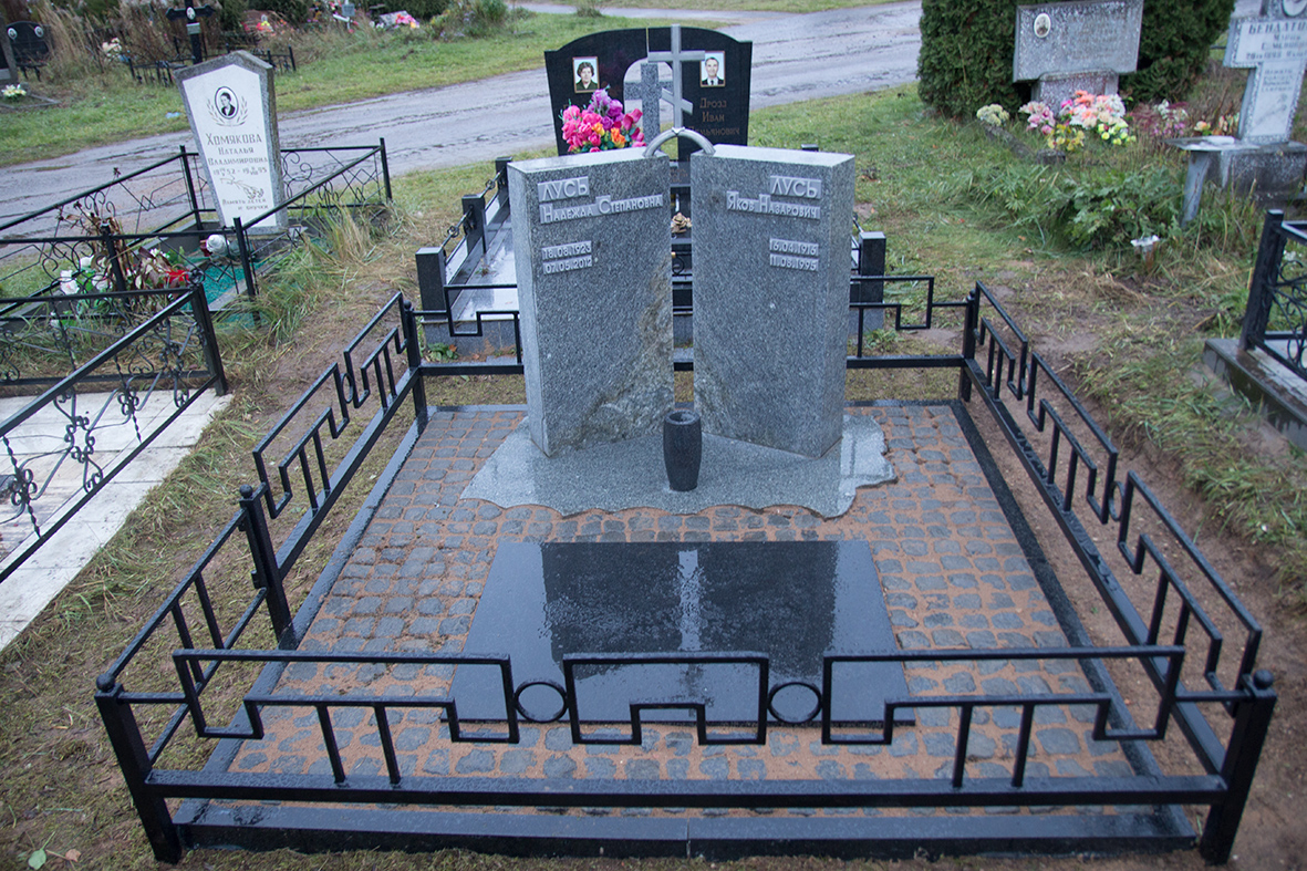 Фото памятников на кладбище из гранита для женщин