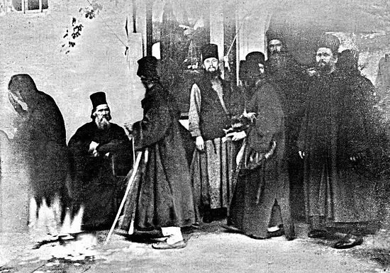 Старинная фотография раздачи милостыни у русского монастыря на Афоне, на которой проявился образ Божией Матери