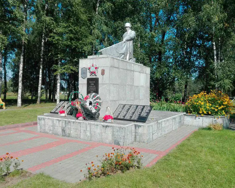 Памятник героям Великой Отечественной войны в Поставах до реставрации: облицовка постамента из серых неполированных плит