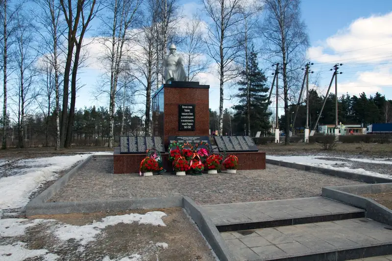 Обновлённый памятник на братской могиле в Поставах с площадкой из брусчатки и гранитными ступенями