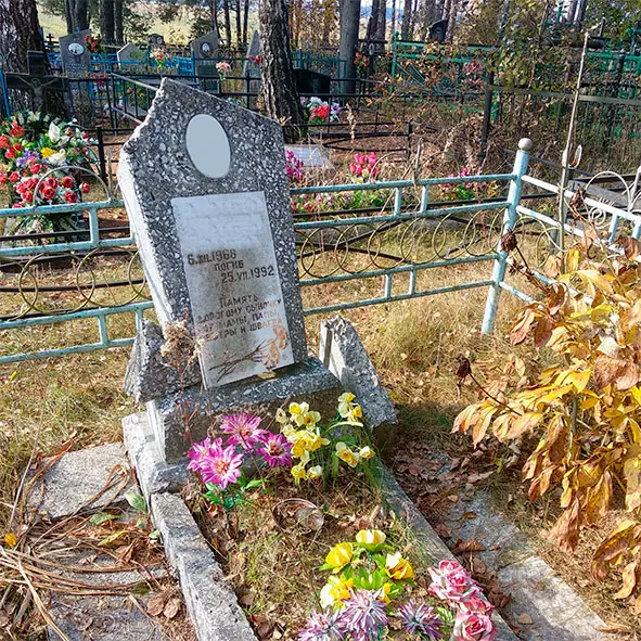 Разрушающийся бетонный памятник с отбитыми краями и выпавшей табличкой