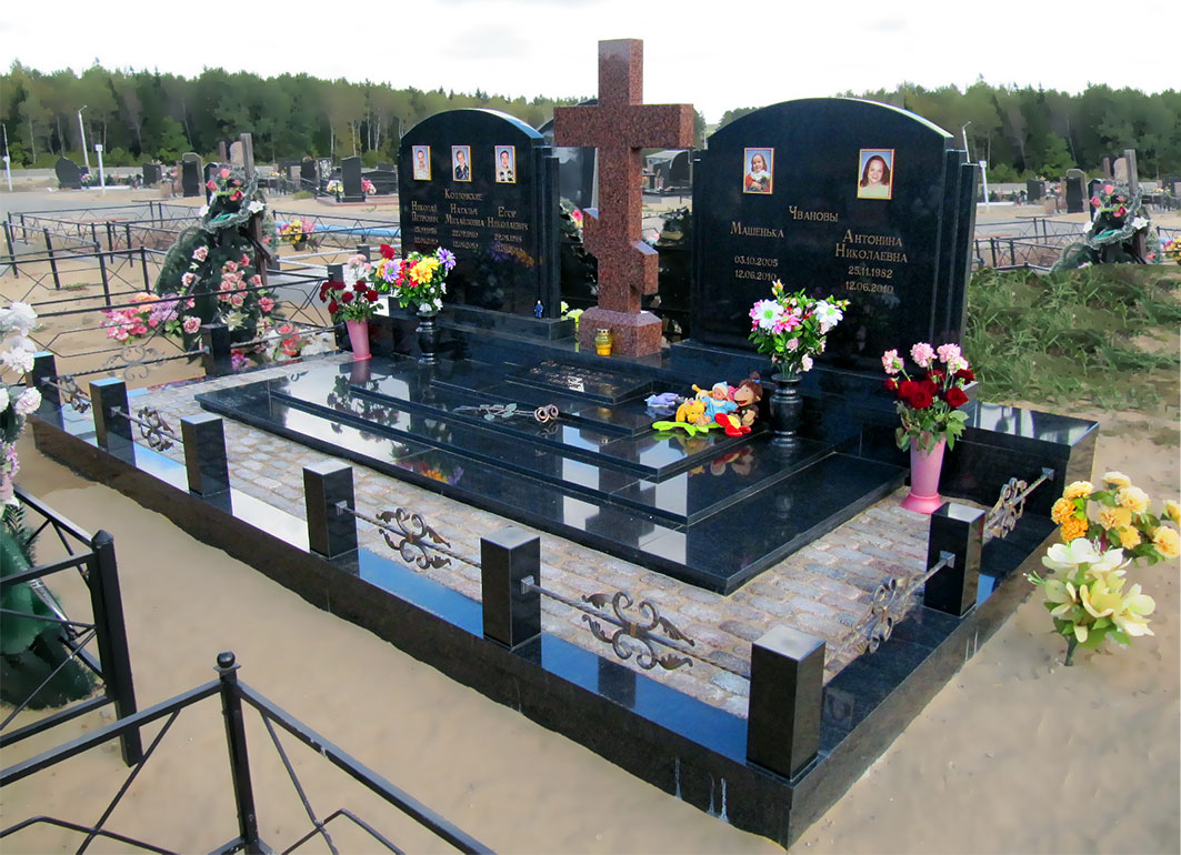 Памятник семье погибших в автокатастрофе
