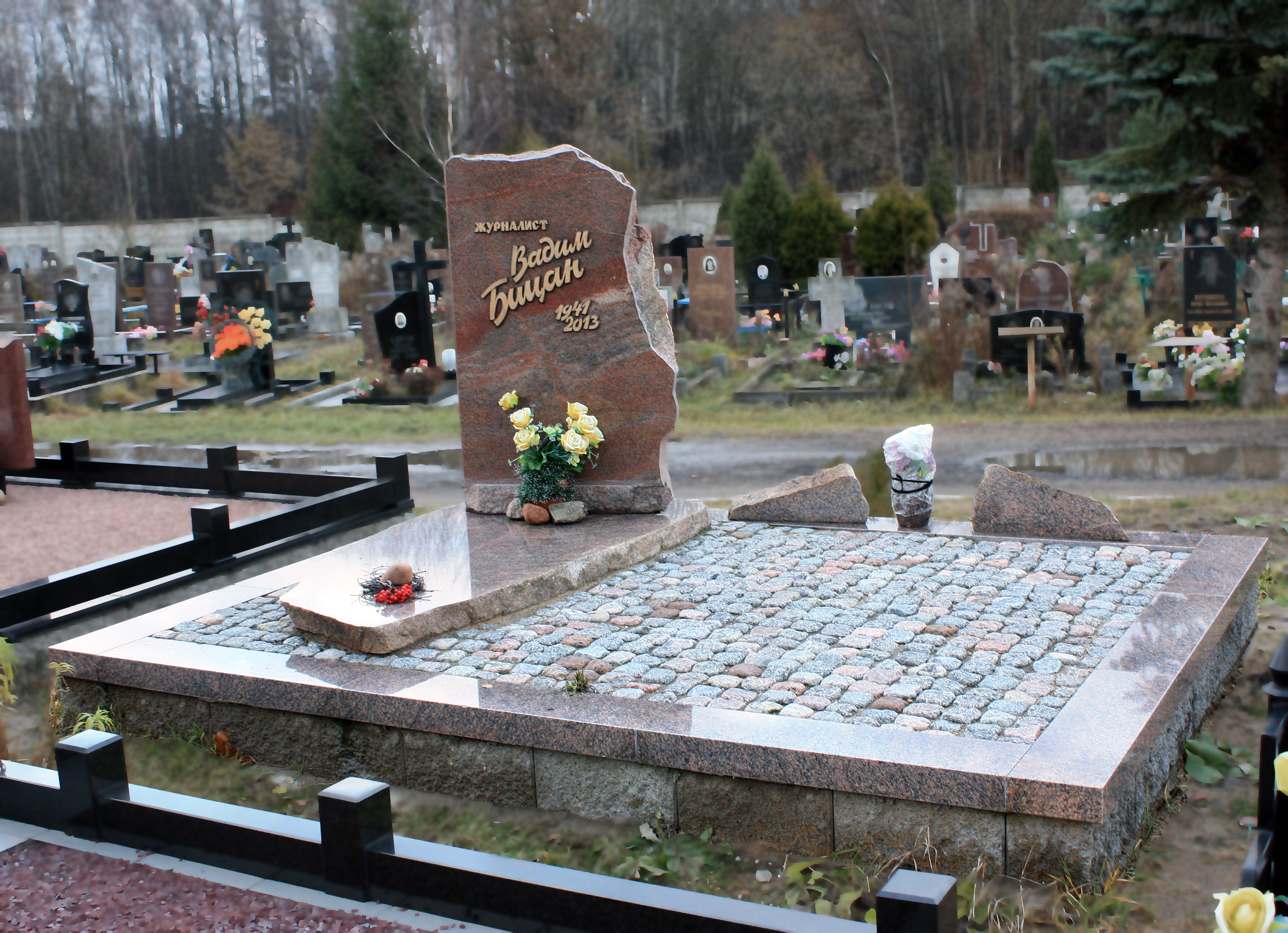 Благоустройство могил плиткой на кладбище в Минске: фото, цены - ПостКамень