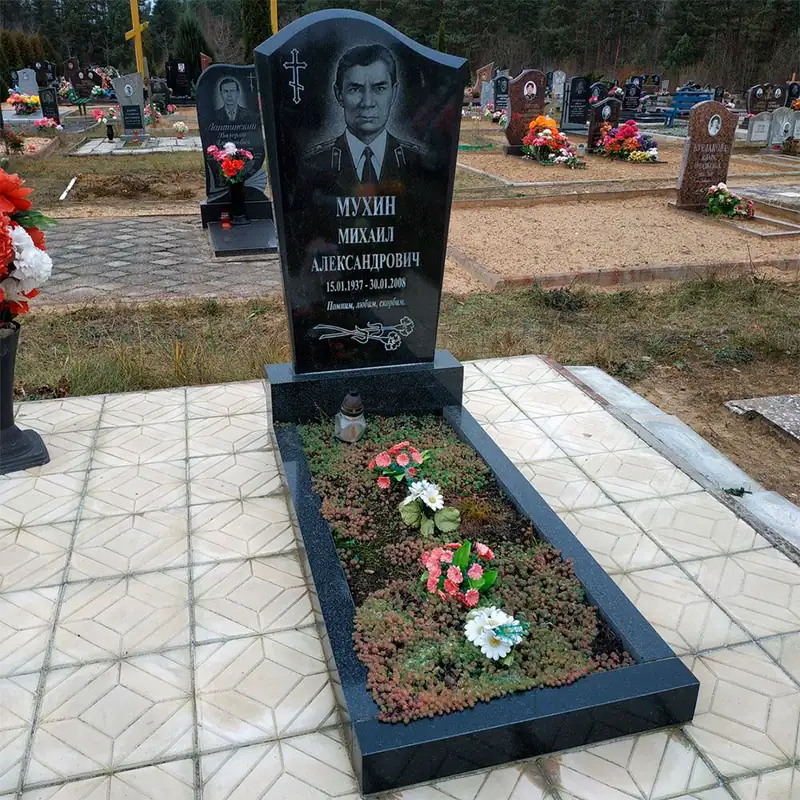 Памятник из гранита волнообразной формы - фото 2