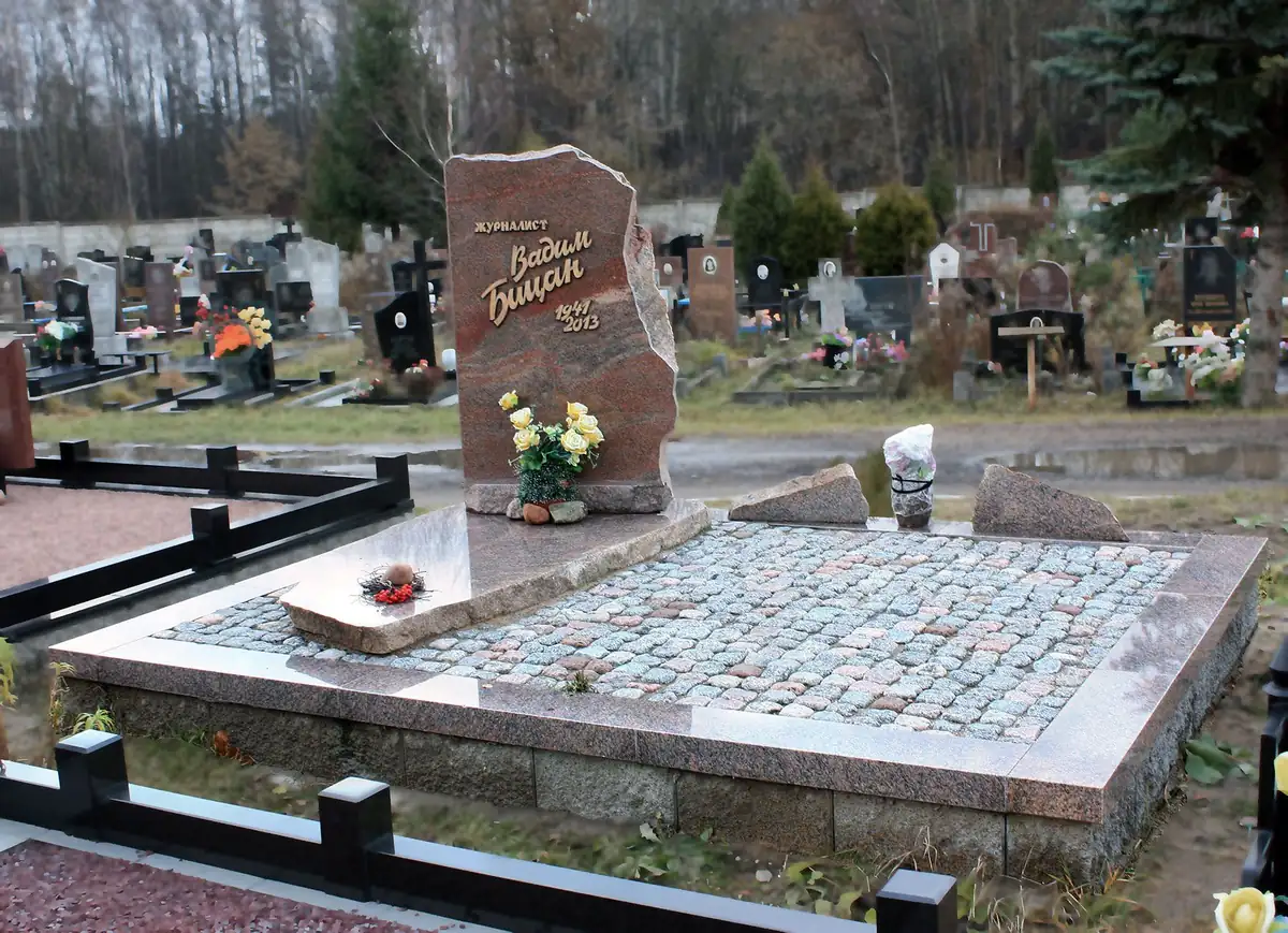 Памятник из валуна журналисту Вадиму Бицану, авторская работа ПостКамень