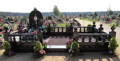 Помнік па індывідуальным праекце з чорнага каменю