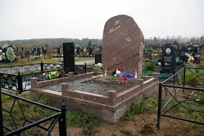 Помнік па індывідуальным праекце з гранітнай брукаванкай