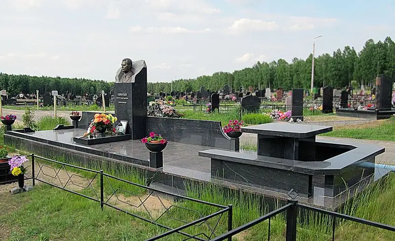 Помнік па індывідуальным праекце з бронзавым бюстам - фота 1