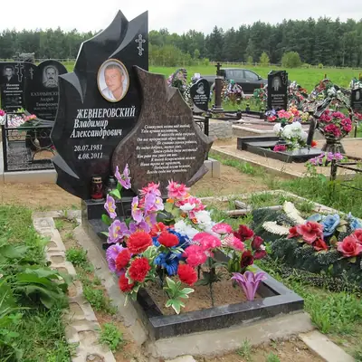 Памятник из гранита в форме пламени