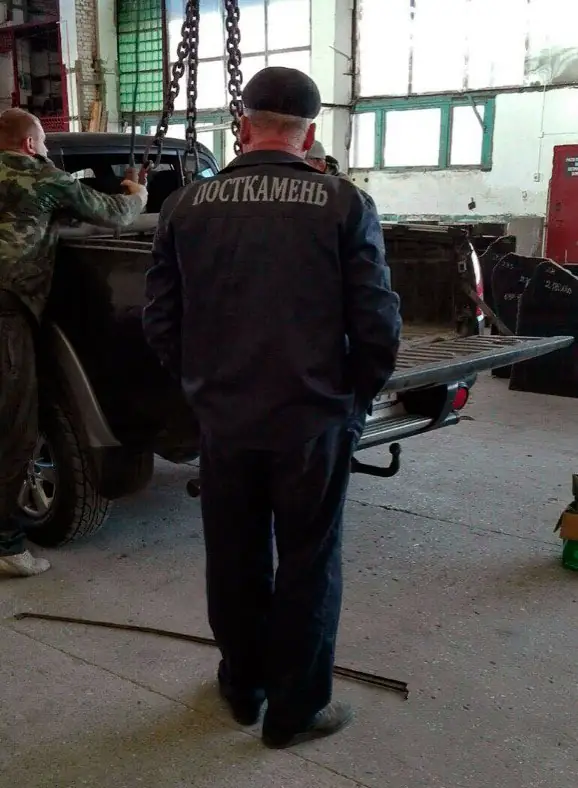 Мастер ПостКамень в цеху у погрузки гранитной плиты