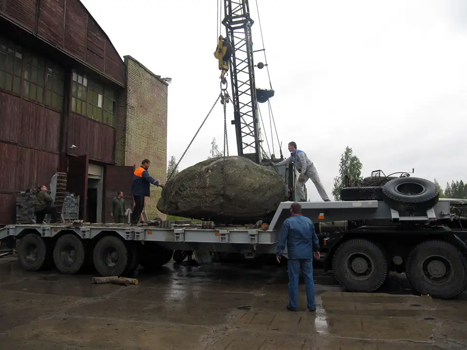 Разгрузка большого валуна краном у цеха ПостКамень