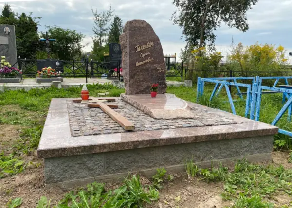 Памятник из валуна / скалы - работа ПостКамень