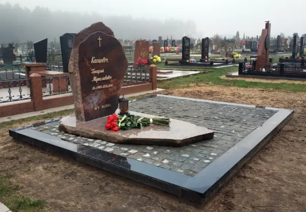 Помнік з валуна / скалы - праца ПостКамень