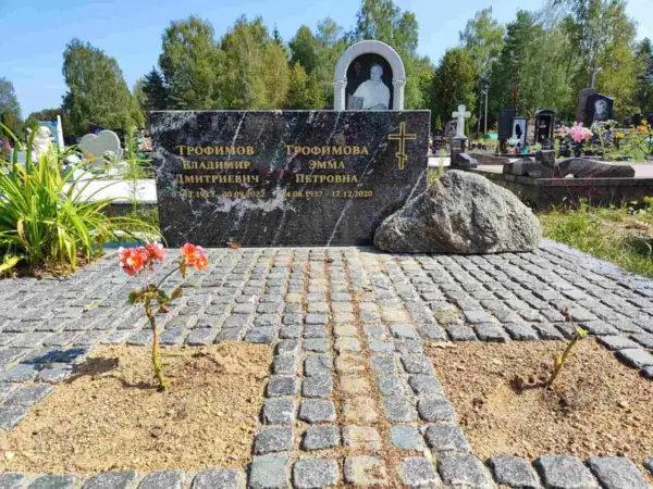 Гарызантальная пліта і валун - праца ПостКамень
