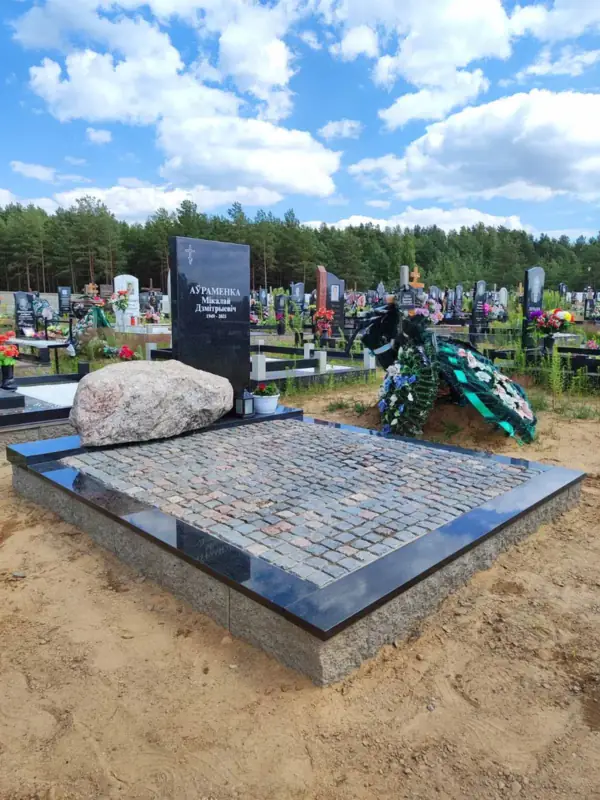 Помнік з валуна / скалы - праца ПостКамень