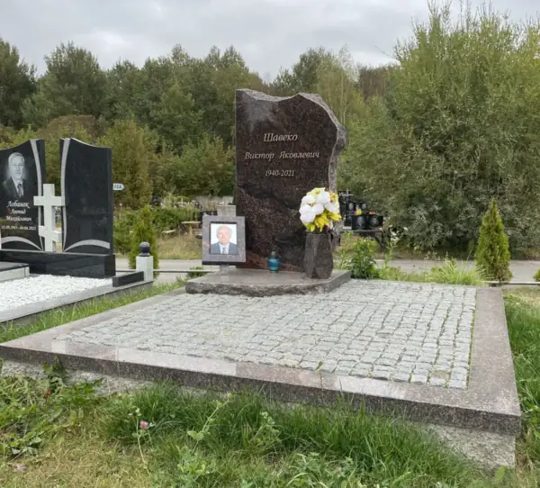Помнік з валуна / скалы - праца ПостКамень