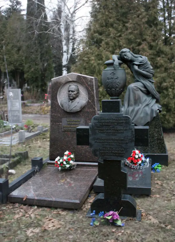 Скульптура скорбящей, барельеф и крест - работа ПостКамень