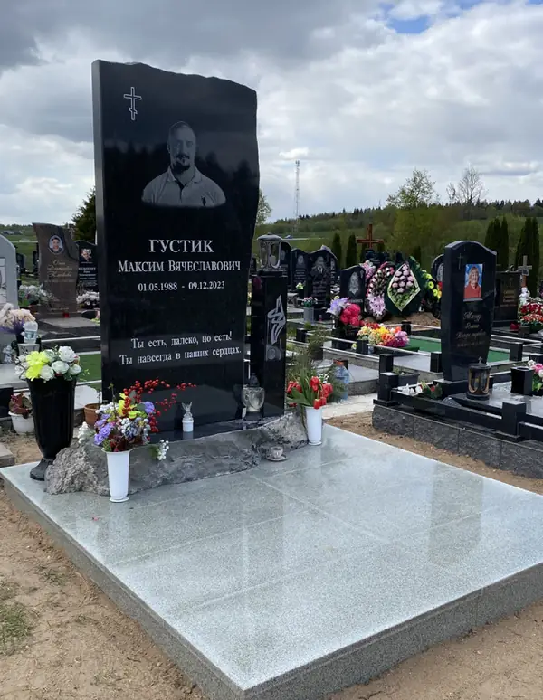 Стэла з натуральным сколам на валуне - праца ПостКамень