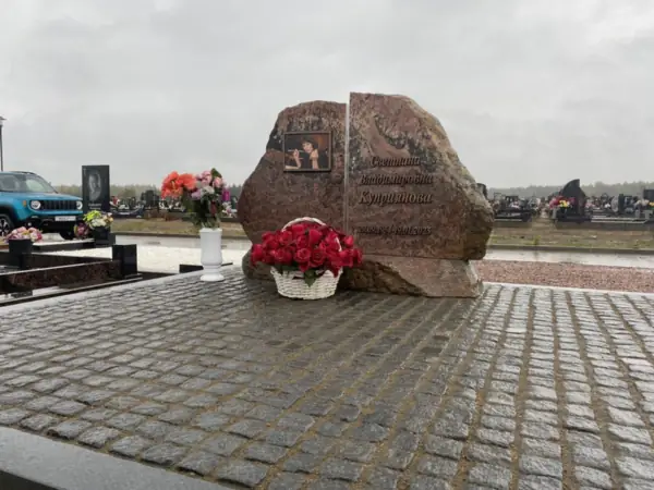 Падвойны валун з бронзавымі літарамі - праца ПостКамень