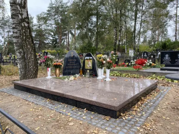 Валун, расколаты напалову - праца ПостКамень