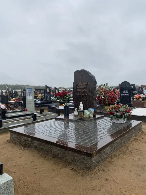 Стэла са скалы з бронзавымі літарамі - праца ПостКамень