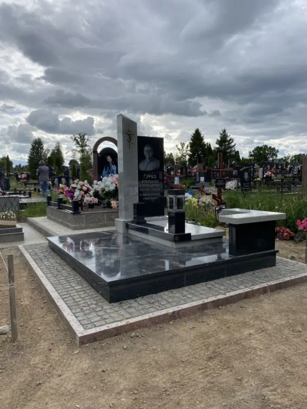 Комплекс са стэлай, крыжам і аркай - праца ПостКамень
