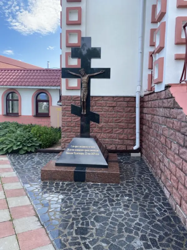 Гранітны крыж з бронзавым распяццем для храма - праца ПостКамень